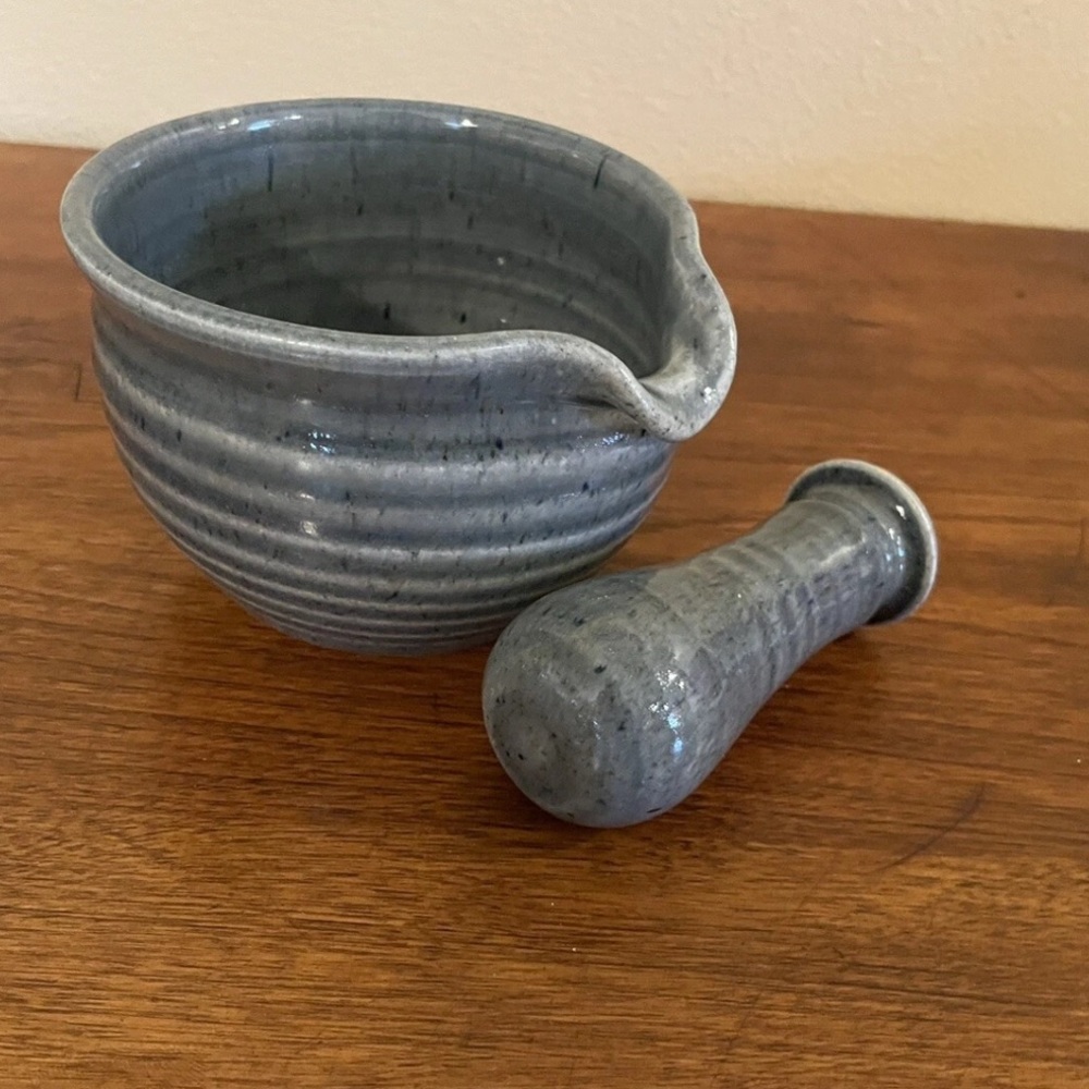 Clee Pottery Eton Windsor- Pouring Mortar and Pestle 3x4" -Gray/Blue Ribbed-